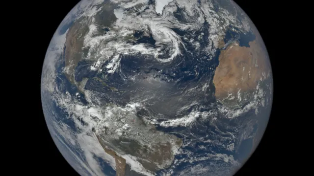La Terre vue au-dessus de l’Atlantique, avec l’Amérique du Nord à gauche et l’Europe à droite, photographiée par la caméra EPIC de DSCOVR de la NASA.
